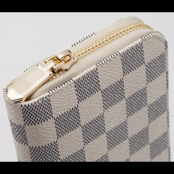 Off White Cream and Gray Checkered Zip Wallet Clutch Wristlet - Picture 3 of 5